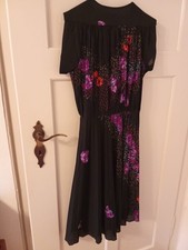 Schwarzes Kleid mit Blumen
