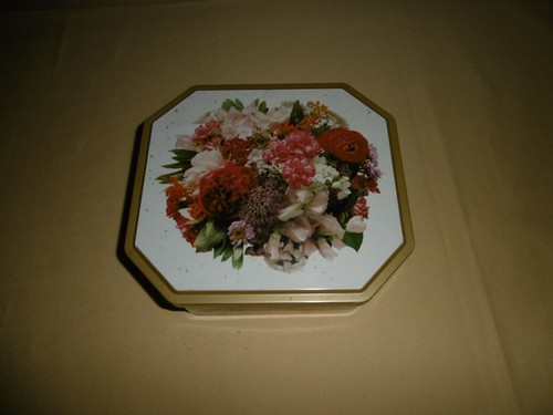Eckige blechdose mit - 8,