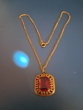 Goldfarbige Halskette mit sehr