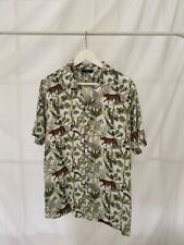 Locker geschnittenes Hawaii Hemd mit Reverse Kragen