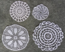 3 alte runde Deckchen