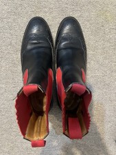 Herren Tricker’s Chelsea Boots – Schwarz mit rotem Gummi, handgefertigt