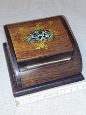 Zigarettenspender aus Holz mit