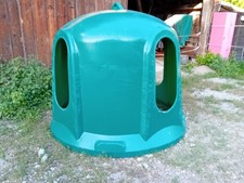 Heuglocke, Heuraufe aus Kunststoff mit 4 Öffnungen zum Fressen, dunkelgrün