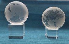 Glasfigur Weltkugel auf