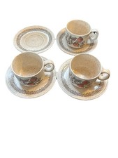 3 Tassen und 4 Untertassen