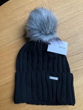 moderne schwarze Bommelmütze