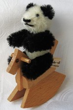 Schuco  (Heike Bär) Teddy Miniatur 7 cm - Panda - auf Schaukelpferdchen - TOP!