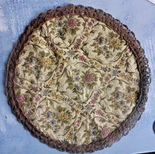 Hübsches rundes Brokatdeckchen mit Blumenmotiv Durchmesser ca. 29 cm