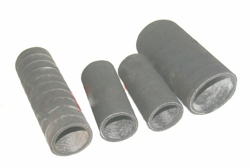 Schwarzes gummi schlauchrohr - schwarzes,