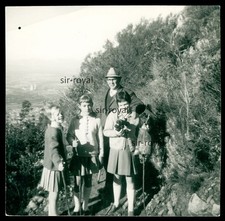 Mädchen mit Fernglas und