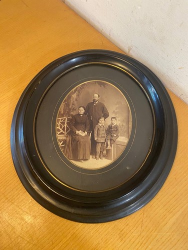 Alter ovaler schwarzer