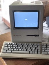 Apple Macintosh Plus mit
