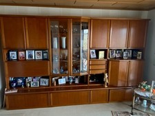 Wohnzimmer-Schrankwand, edle Qualität, echt Nussbaum furniert, mit Licht