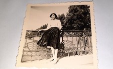 Junge Frau vor Brückengeländer Rock weht im Wind Mode Frisur Beine Vintage Foto 