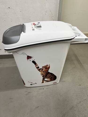 Tierfutterbehälter