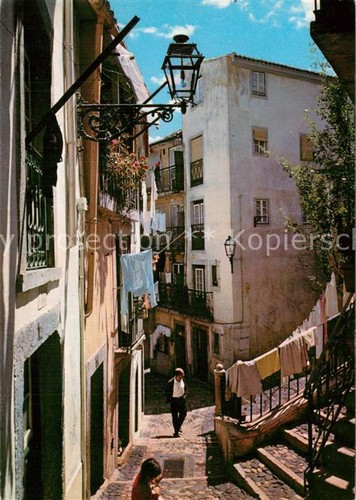 Lisboa rua típica alfama - lisboa,