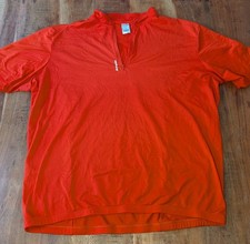 Rotes Fahrradtrikot von