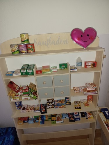 Kaufladen aus holz mit viel - aus,