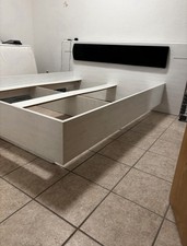 Modernes Bett in Schwebeoptik