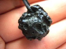 Schwarzer TEKTIT Rohstein