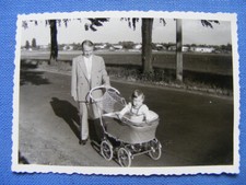 Foto Fotografie Schwarz Weiß alt vintage 60er Jahre Sommer Mann Kinderwagen Baby