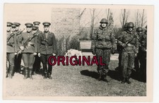 Orig Foto 60er NVA Soldaten in Flecktarn Uniform & Sowjetsoldaten bei Ehrenwache