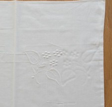 Paradekissenbezug mit Blumen-Stickerei aus Omas Wäscheschrank