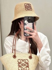 Sommer Damen Handhaken Bast Strohhut mit schwarz-beigem Logo und Lederetikett