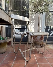 Französischer antiker Gartenstuhl mit Riemen Eisen und weiß lackiertem Holz um 1900