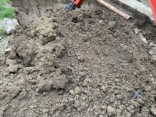 Sauberer Erdaushub ohne Steine, Mutterboden