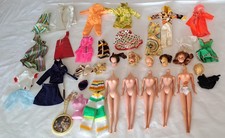 Auflösung:Nachlass-Fundzustand.Konvolut mit alten Barbie Puppen und Kleider-