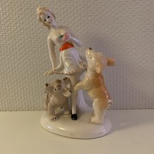 Alte Porzellanfigur von NEUNDORF, Mädchen mit 2 Welpen/Hunden