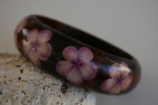 Armreif aus Holz mit Blumen-Motiv