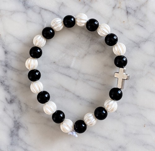 Schwarz weißes perlenarmband - schwarz,