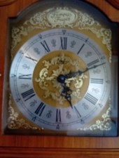 Wanduhr mit Pendel und