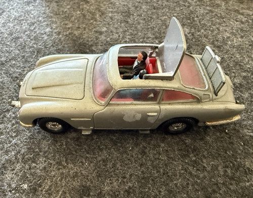 Alter corgi james bond - james,