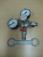 HIWI CO2-Druckminderer mit Manometer u. Ringschlüssel und Wasserzähler