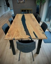 Schwarzer Epoxidholztisch