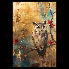 Eule und rote Blütenblätter