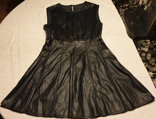 Schwarzes ärmelloses Kunstlederkleid Größe M