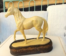 Alte Pferdefigur auf Sockel