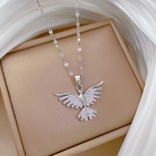 Halskette mit fliegendem Vogel