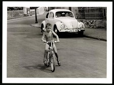 Fotografie Knabe auf Fahrrad
