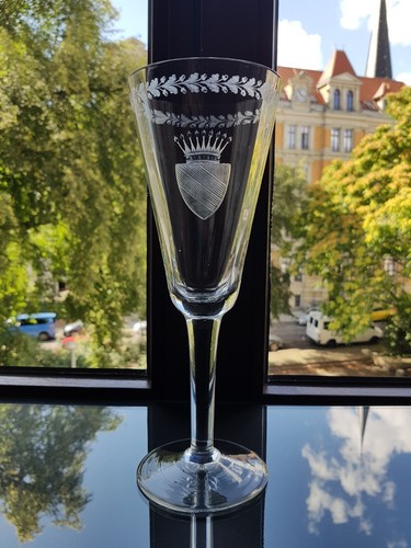Wappenpokal mit grafenkrone - wappenpokal,