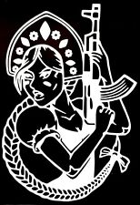 Auto Aufkleber Sticker Emblem Heckscheibe Tuning Mascha mit Kolaschnikov Weiss