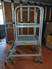 Zarges Podestleiter fahrbar mit 7 Leichtmetall-Stufen Podesttreppe mit Rollen