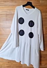 in sein mit Kleid von Sarah Santos - weiß mit Punkten - Dots - Lagenlook - EHG