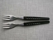 ELSTAWA  2 Kuchengabeln  DDR  schwarze Plastegriff + Punkte  Besteck