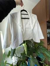 Elegantes weißes Jäckchen